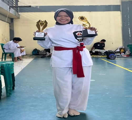 TIGA ATLET SILAT PERISAI DIRI PRODI HES MEMBORONG JUARA PADA PDIC XI DI MATARAM
